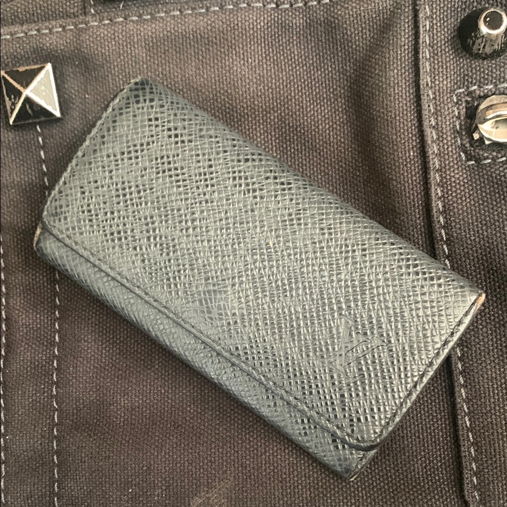 Authentic Louis Vuitton Elegant Black Textured Key & Card Holder